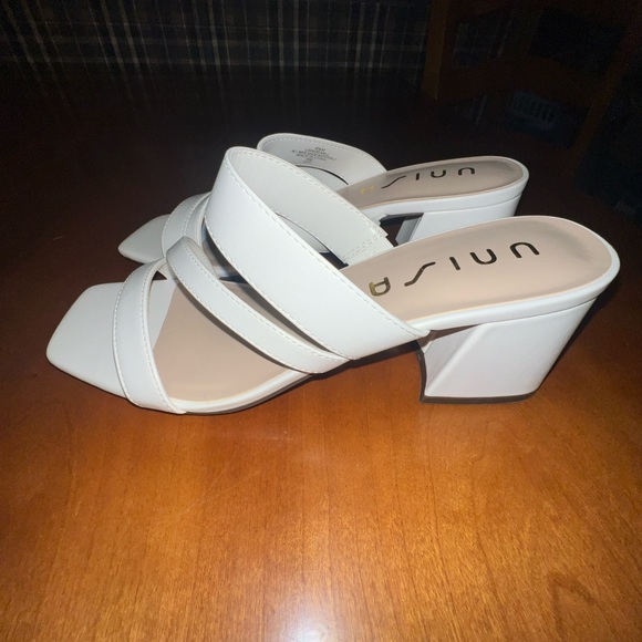 Women’s Unisa Miriam White box is crushed and no good will ship in a generic box - Picture 2 of 3